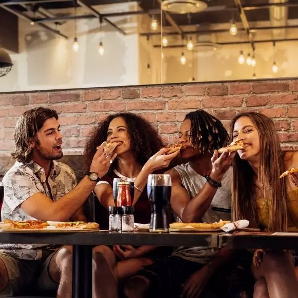 Pessoas em um restaurante